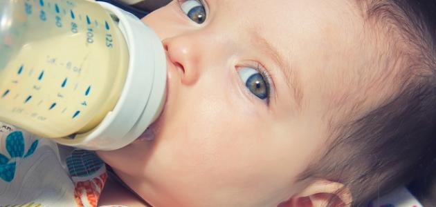 كيف أعلم طفلي على الرضاعة الصناعية