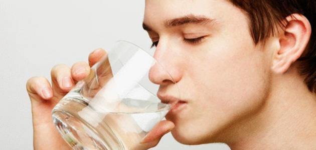ما أضرار شرب الماء بعد الأكل