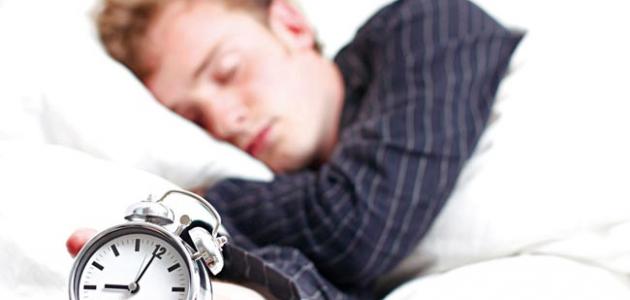 كم عدد ساعات النوم الطبيعية للإنسان البالغ