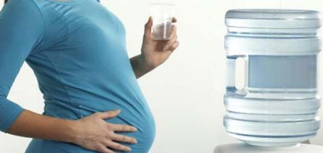 أهمية شرب الماء للحامل