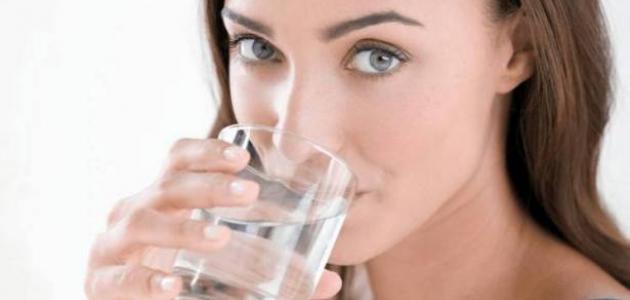فوائد شرب الماء بكثرة وقت الدورة