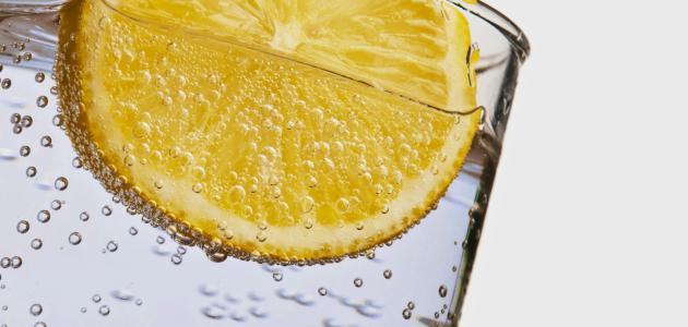 فوائد الماء مع شرائح الليمون