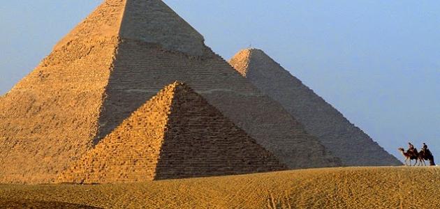 كيف بنى المصريون الأهرامات