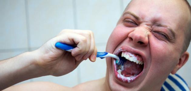 طريقة تبييض الأسنان في البيت