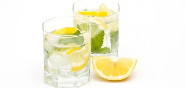 فوائد الليمون مع الماء الدافئ على الريق