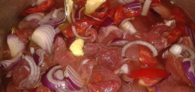 طريقة عمل اللحم بالبصل والطماطم