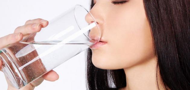 مضار شرب الماء بكثرة أثناء الدورة