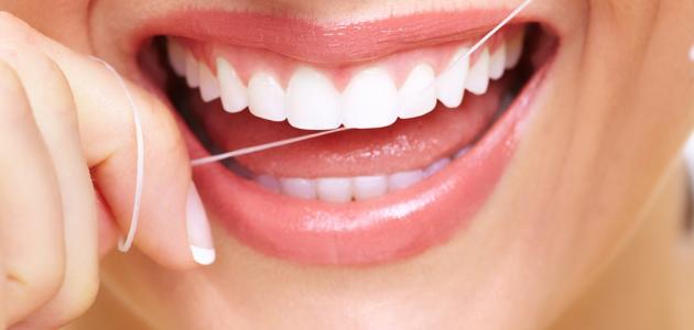 فوائد تنظيف الأسنان بالخيط