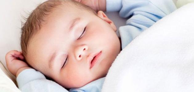 كم عدد ساعات نوم الطفل الرضيع