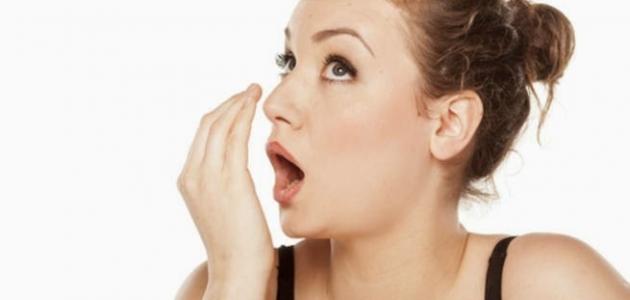 طريقة طبيعية لعلاج رائحة الفم الكريهة