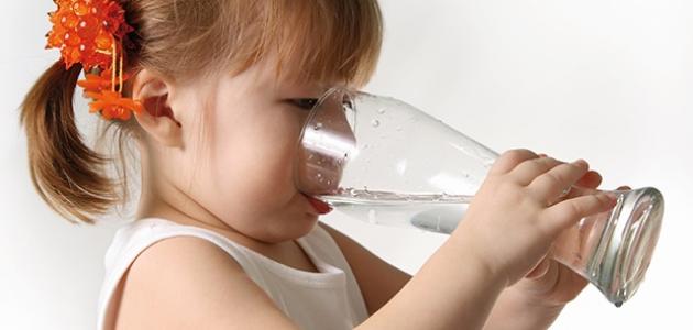كثرة شرب الماء للأطفال