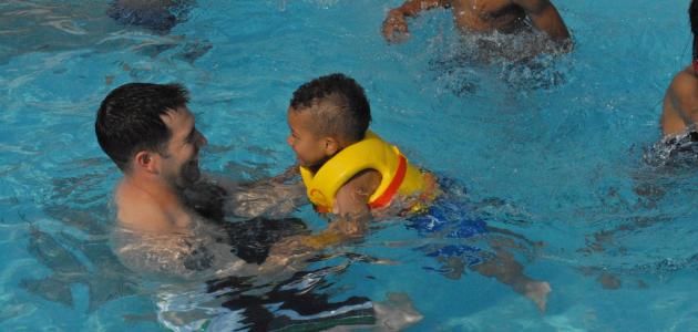 تعليم السباحة للأطفال