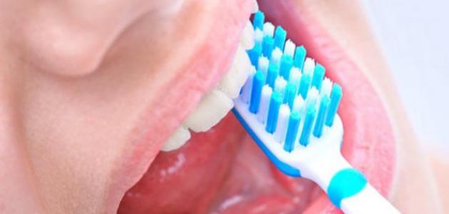 كيف تنظف أسنانك