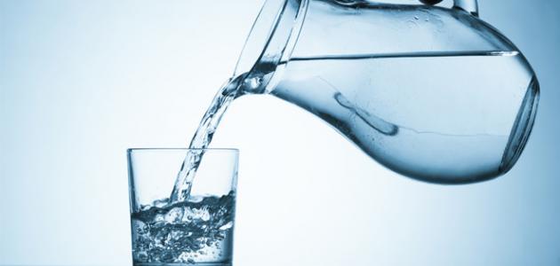 فوائد شرب الماء على معدة خالية
