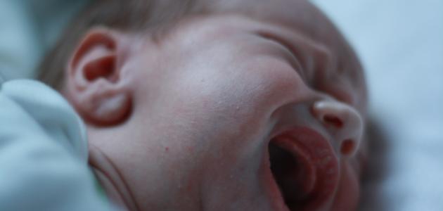 ما سبب بكاء الطفل الرضيع