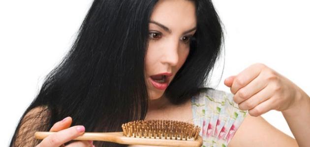 أسباب تساقط الشعر وعلاجه عند النساء