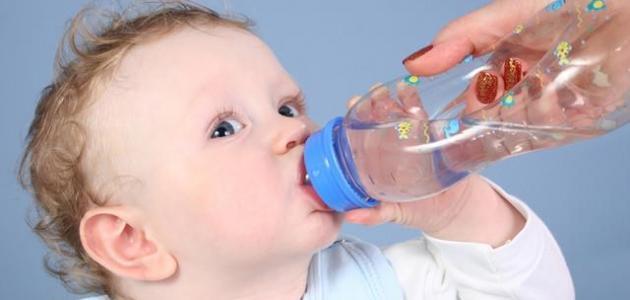 متى يشرب الطفل الرضيع الماء