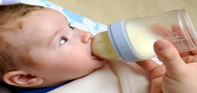كيف أعود طفلي على الحليب الصناعي