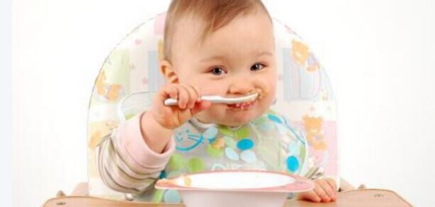 طريقة إطعام الطفل الرضيع
