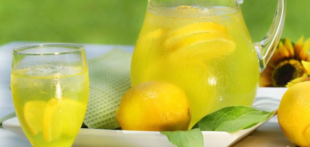ما فائدة عصير الليمون على الريق