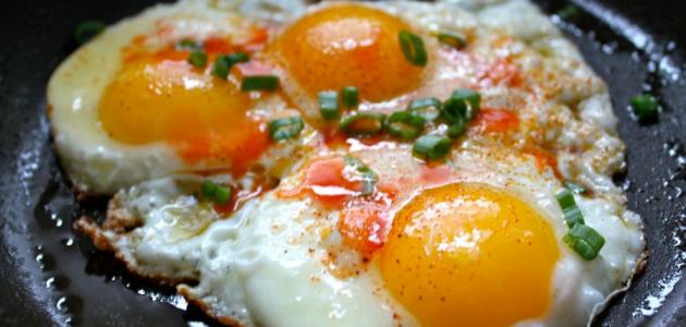 طريقة عمل البيض بالبصل والطماطم