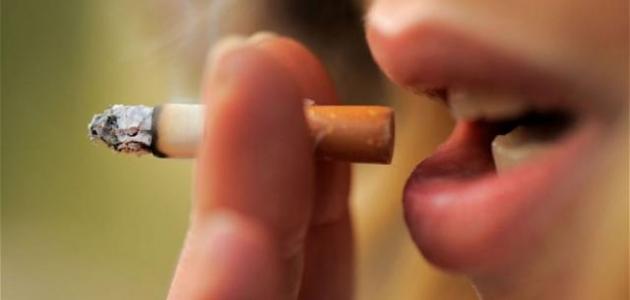 آثار التدخين على المرأة صحياً وجمالياً