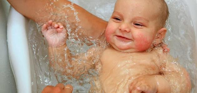 كيفية استحمام الطفل الرضيع
