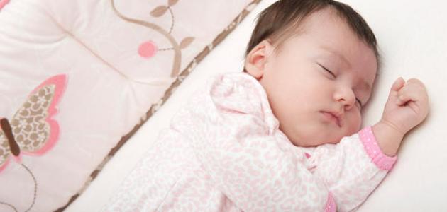طريقة النوم الصحيحة للطفل حديث الولادة