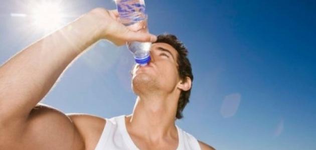 فوائد شرب الماء على الريق بعد الاستيقاظ مباشرة