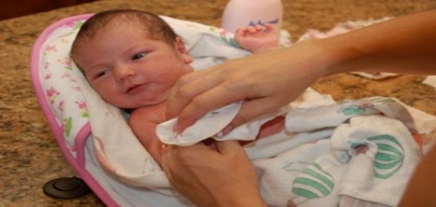 كيفية العناية بالطفل حديث الولادة