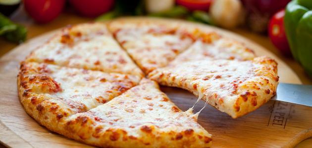 طريقة البيتزا بالجبنة الرومي