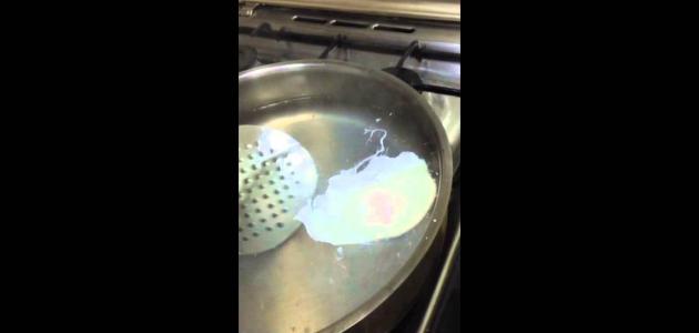 طريقة قلي البيض بالماء