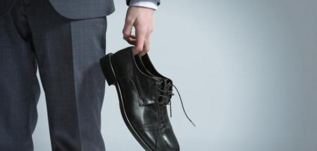 كيفية توسيع الحذاء الضيق للرجال
